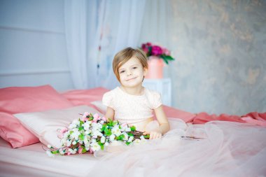 Çiçekli elbiseli küçük kız