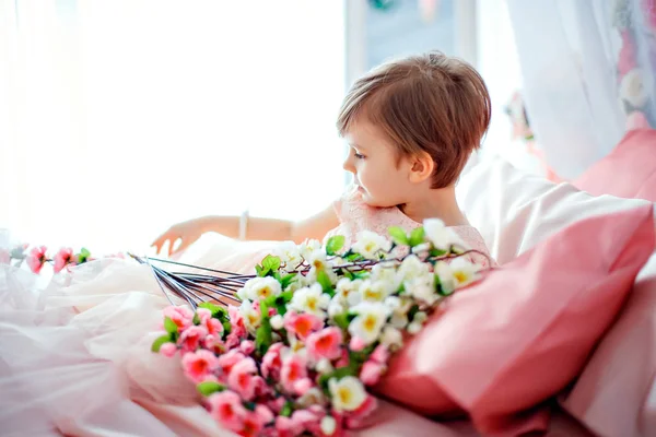 Petite fille en robe avec des fleurs — Photo