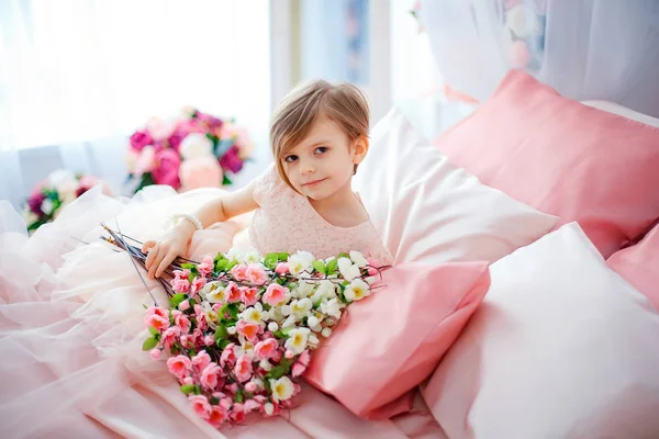 Kleines Mädchen im Kleid mit Blumen — Stockfoto