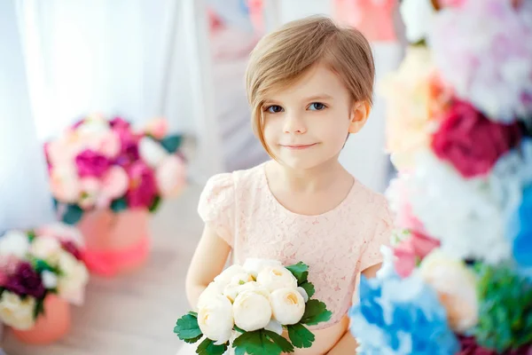 Adorable petite fille avec bouquet — Photo