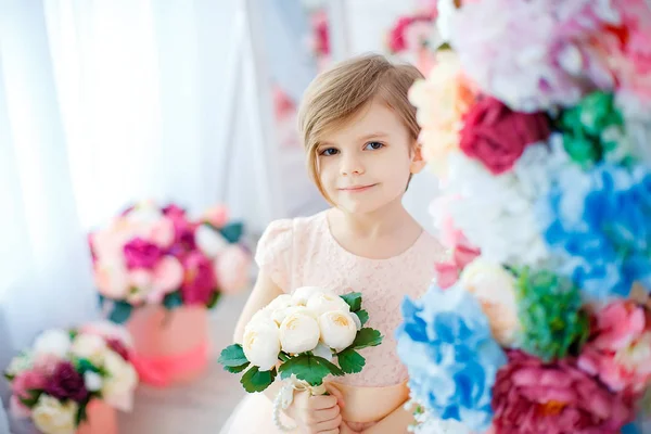 Entzückendes kleines Mädchen mit Blumenstrauß — Stockfoto