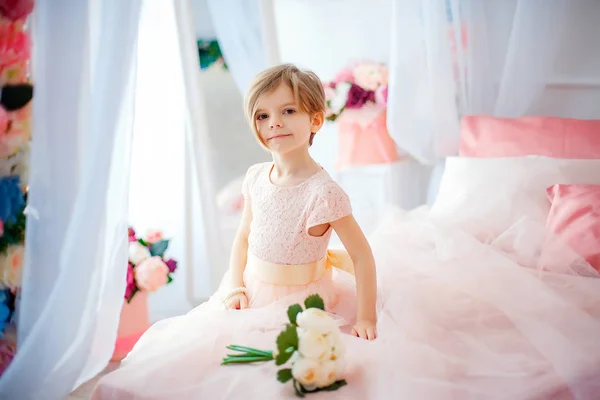 Menina sorridente entre flor — Fotografia de Stock