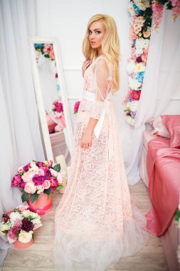 Genç kadın yatakta çiçekli