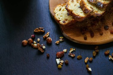 Kuru üzüm ve fındık ile pişmiş ekmek