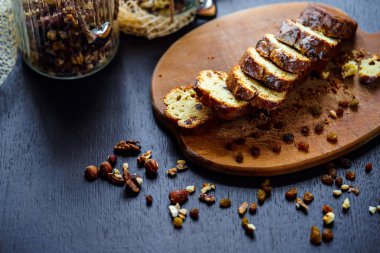 Kuru üzüm ve fındık ile pişmiş ekmek