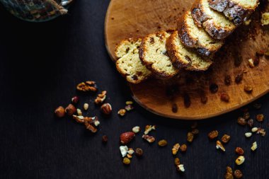 Kuru üzüm ve fındık ile pişmiş ekmek