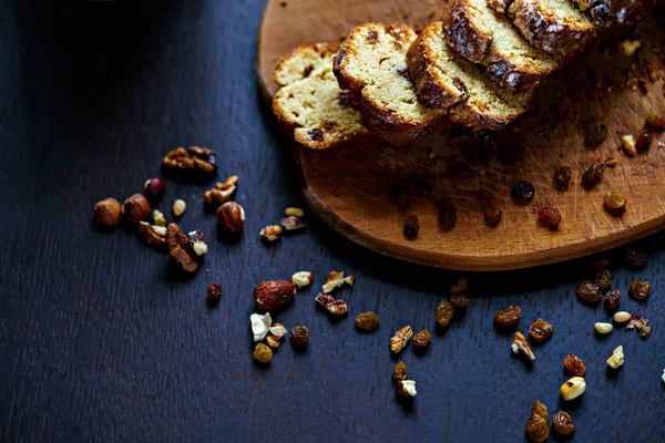 Pão assado com passas e nozes — Fotografia de Stock