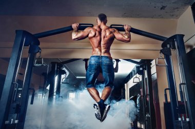 Genç atlet çubuklarında spor salonunda egzersiz