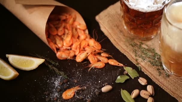 填充玻璃啤酒杯和木制的桌子上烤的虾 — 图库视频影像