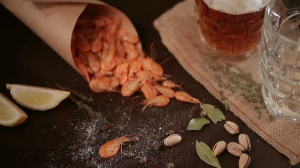 Riempie il bicchiere di tazza di birra e gamberetti alla griglia sul tavolo di legno — Video Stock