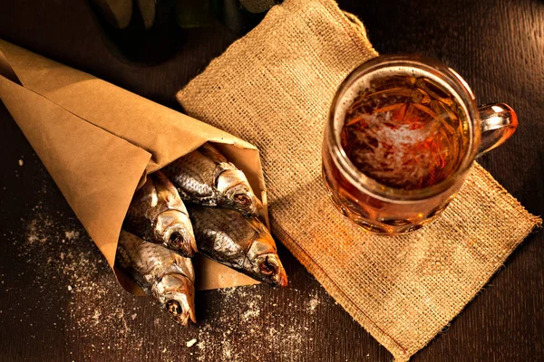 Suszone ryby i vintage szklankę piwa na czarnym tle — Zdjęcie stockowe