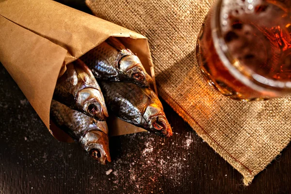 Suszone ryby i vintage szklankę piwa na czarnym tle — Zdjęcie stockowe