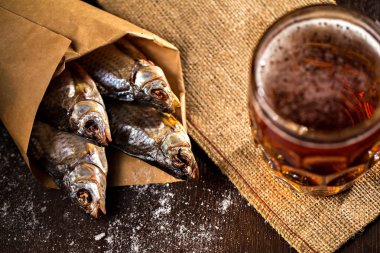 Balık ve vintage bardak bira siyah bir zemin üzerine kurutulmuş