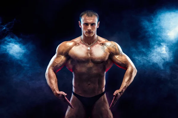 Forte bodybuilder uomo con addominali perfetti, spalle, bicipiti, tricipiti, petto — Foto Stock