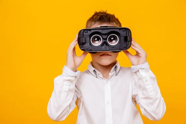 Niño mirando a la cámara a través de gafas VR — Foto de Stock