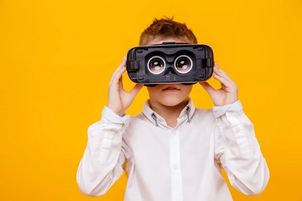 Niño mirando a la cámara a través de gafas VR —  Fotos de Stock