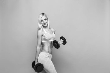 Sarışın dumbell ile çalışma dışarı gülümseyen