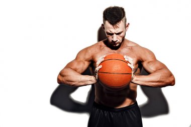 Bir basketbol studio tutan çok kaslı çıplak adam