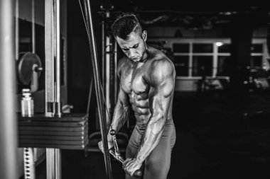 triceps için ağır egzersiz yaparak genç vücut geliştirmeci