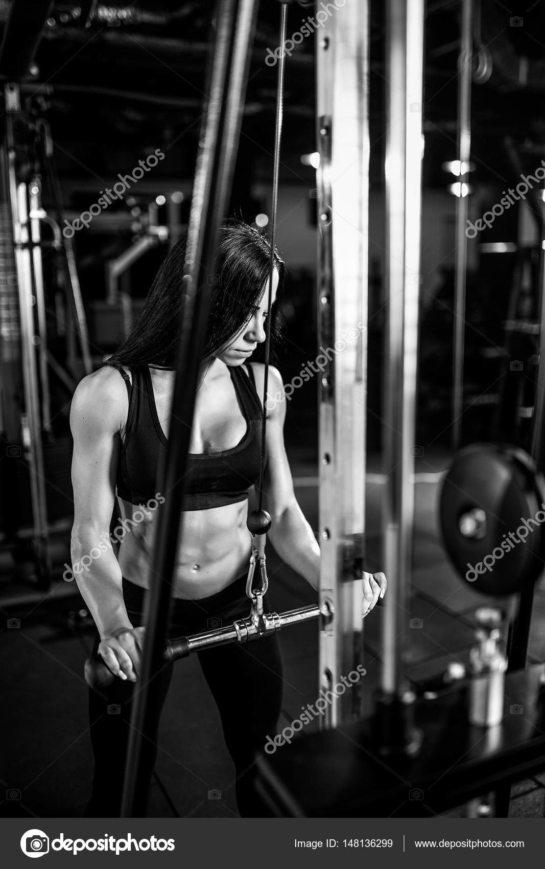 Kadınlar ve erkekler için spor salonunda triceps üzerinde egzersiz Kadınlar ve erkekler için spor salonunda triceps üzerinde egzersiz