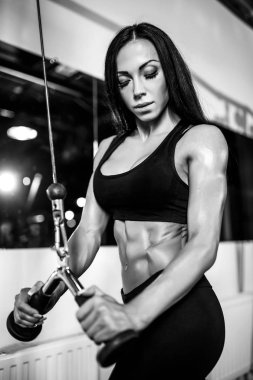 kablo makine içinde jimnastik salonu kas esneme kadın. triceps üzerinde egzersiz