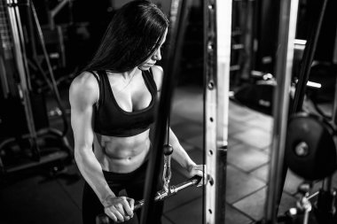 kablo makine içinde jimnastik salonu kas esneme kadın. triceps üzerinde egzersiz