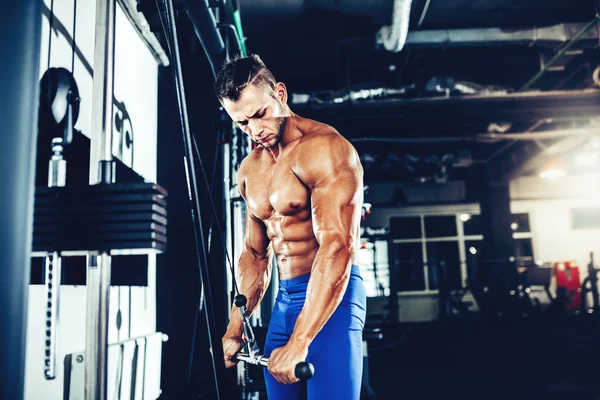 Triceps için ağır egzersiz yaparak genç vücut geliştirmeci — Stok fotoğraf