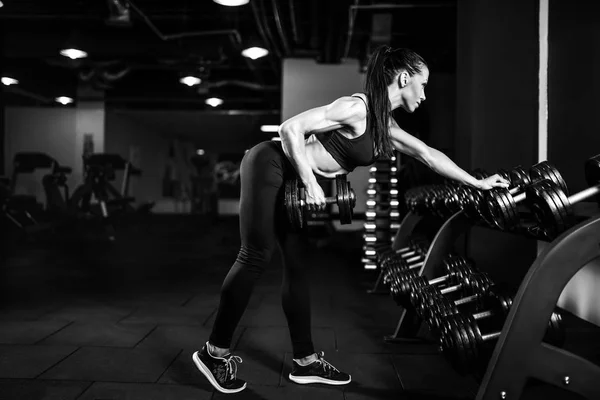 Chica de fitness levantando mancuerna — Foto de Stock