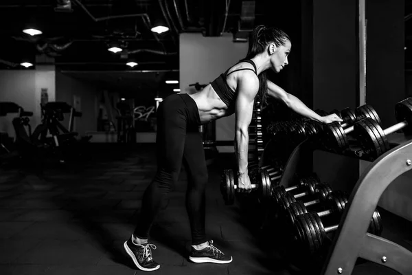 Fitness girl lifting dumbbell — Stock Photo, Image