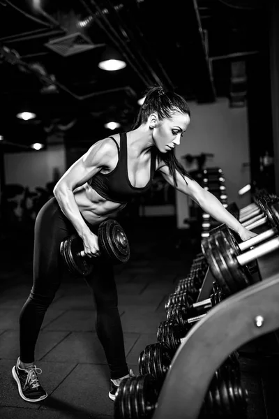 Fitness ragazza sollevamento manubri — Foto Stock