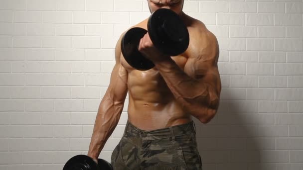 Hombre fuerte haciendo ejercicio con pesas — Vídeos de Stock