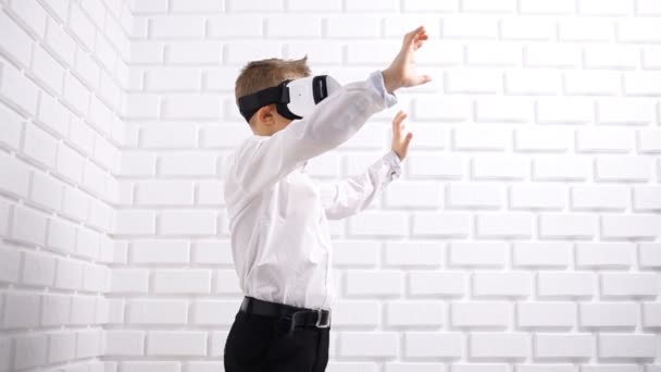 Malý chlapec pomocí virtuální reality zařízení ve studiu — Stock video