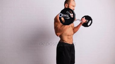 Güçlü adam ağırlık çubuklu