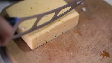 Kadın bir gemide bir dilim peynir keser, yakın çekim