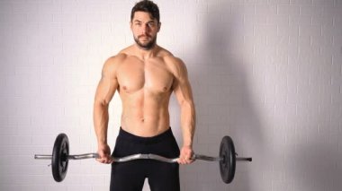 Dumbbells ile egzersiz yapan güçlü üstsüz erkek