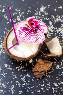 Hindistan cevizi hindistan cevizi pul ve orkide gri taş zemin üzerine