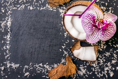 Hindistan cevizi hindistan cevizi pul ve orkide gri taş zemin üzerine