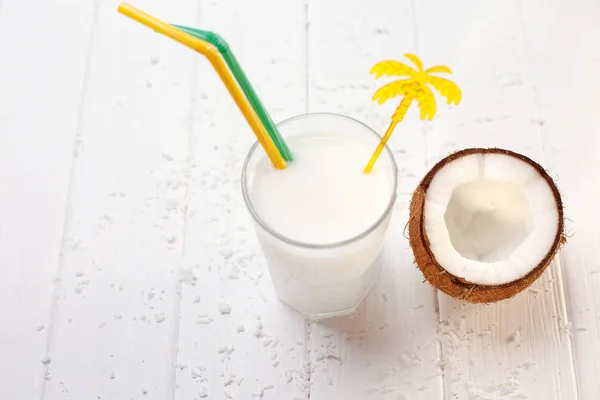 Copo de leite de coco na mesa de madeira branca. Foco seletivo — Fotografia de Stock