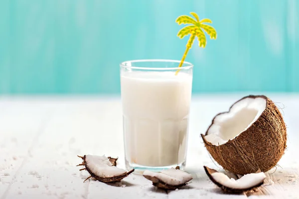 Copo de leite de coco na mesa de madeira branca. Foco seletivo — Fotografia de Stock