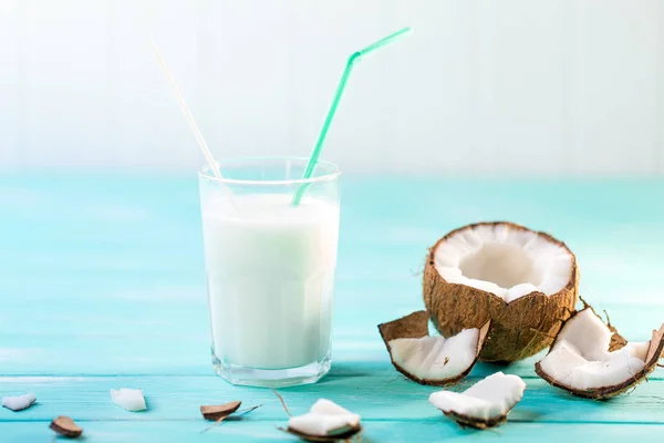 Copo de leite de coco na mesa de madeira azul. Foco seletivo — Fotografia de Stock