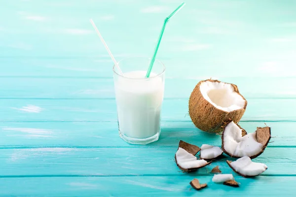 Copo de leite de coco na mesa de madeira azul. Foco seletivo — Fotografia de Stock