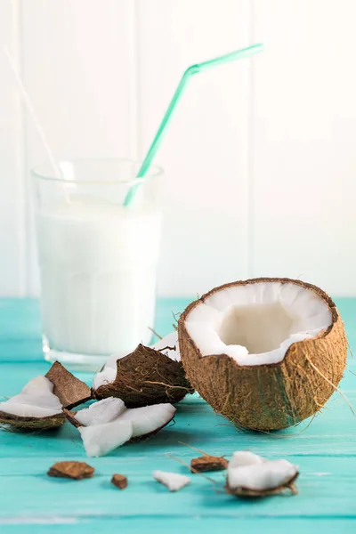 Copo de leite de coco na mesa de madeira azul. Foco seletivo — Fotografia de Stock