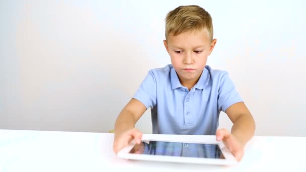 Молодой красивый блондин в синей рубашке с помощью планшета — стоковое видео
