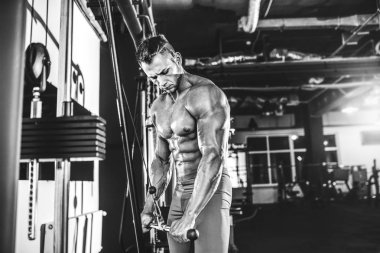 triceps için ağır egzersiz yaparak genç vücut geliştirmeci
