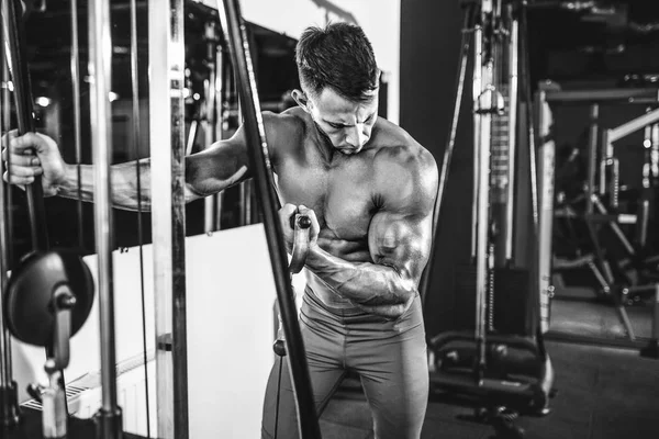 Jonge bodybuilder doen zware gewicht oefening voor biceps — Stockfoto