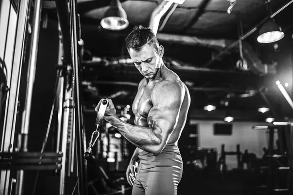 Jeune bodybuilder faisant l'exercice lourd de poids pour des biceps — Photo