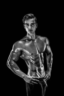 Altı paket, mükemmel abs, omuzlar, pazı, triceps ve göğüs, kasların esneme kişisel fitness eğitmeni ile güçlü vücut geliştirmeci