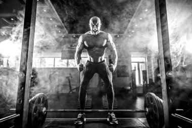 Atlet barbell spor salonunda egzersiz önce çığlık motive eder. Duman