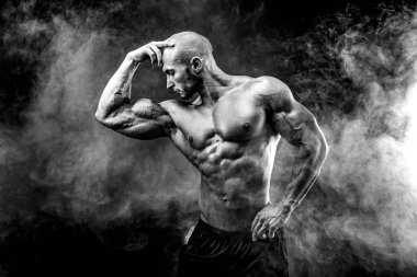 Mükemmel karın kasları, omuzları, pazıları, kasları ve göğsü olan güçlü bir vücut geliştirici.