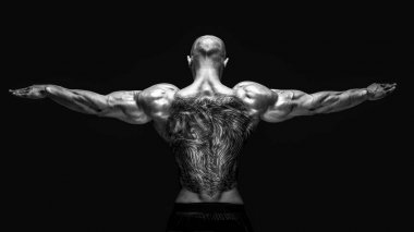 Arkadan tattoed vücut geliştirmeci uzanmış kollarıyla görünüşü